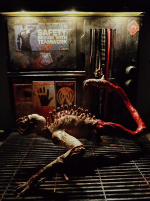 DEAD SPACE LEAPER FIGURE AND LED LIGHT DIORAMA