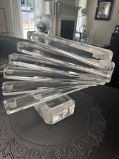 Centro de mesa candelabro MCM espiral Lucite, tiene capacidad para 12 velas