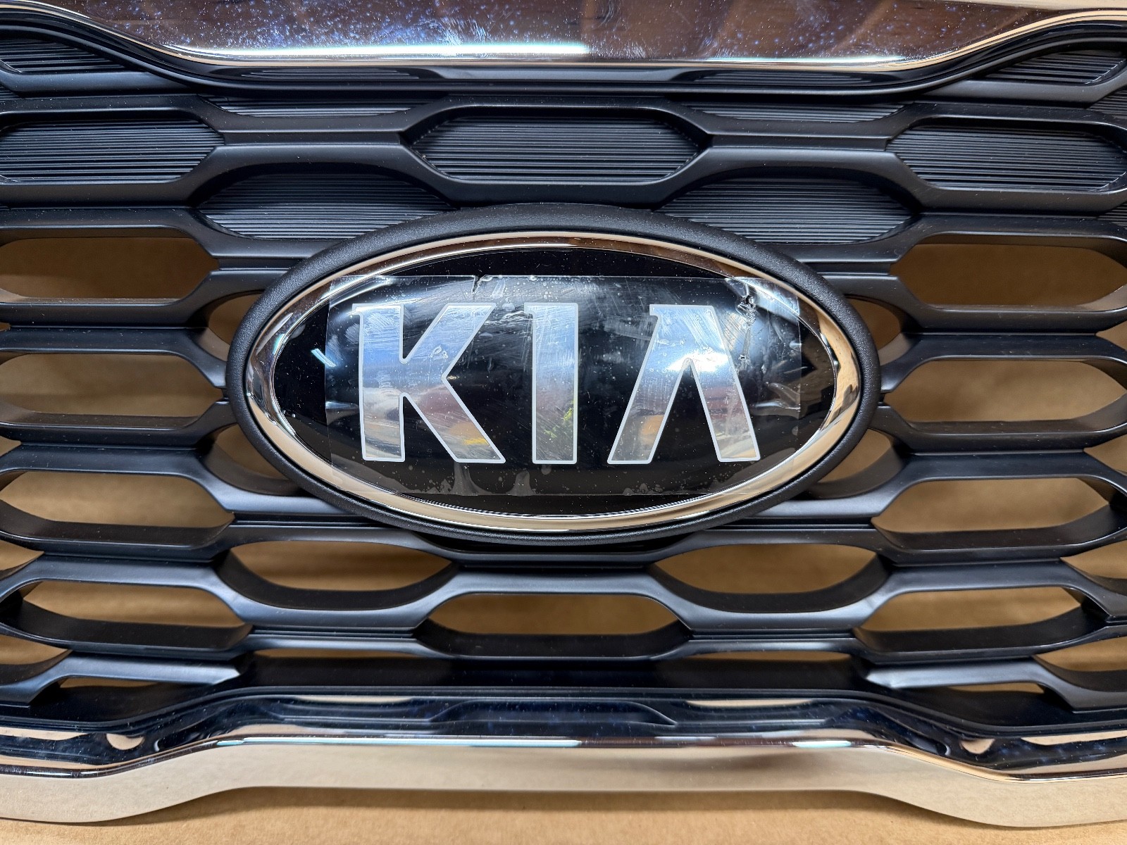 NEW OEM KIA SORENTO 2019-2020 FRONT GRILLE W/ EMBLEM W.O CAMERA BLACK/CHROME