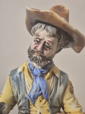 Statuina ceramica stile Capodimonte italiano uomo con cane seduto scena rustica