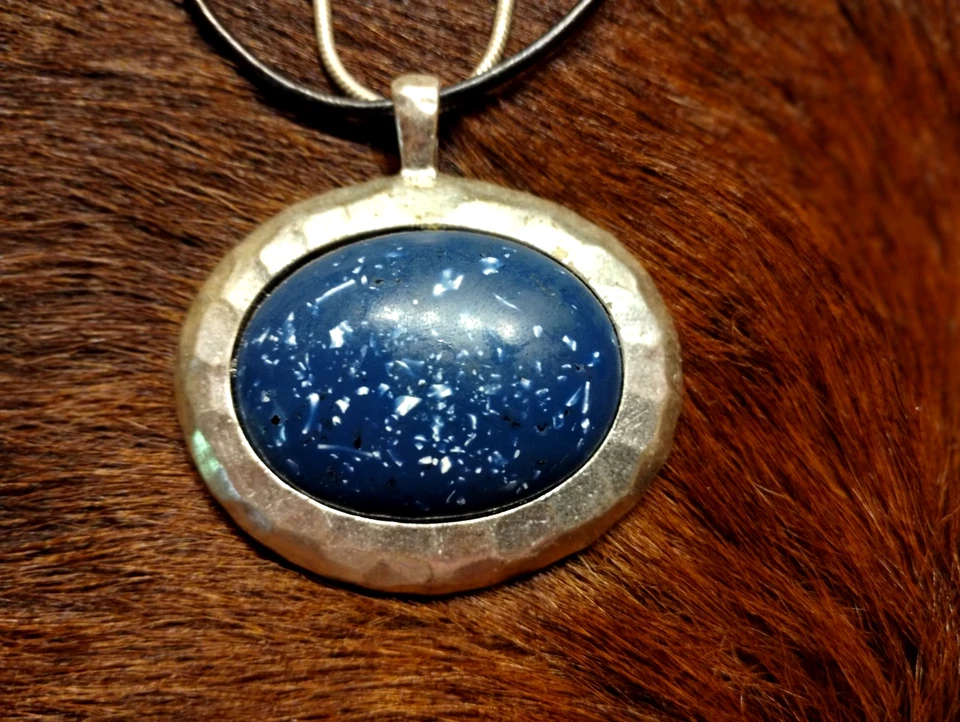 Collar de Colección Chico's Colgante de Piedra de Vidrio Azul/Blanco  Foto 2 de 4