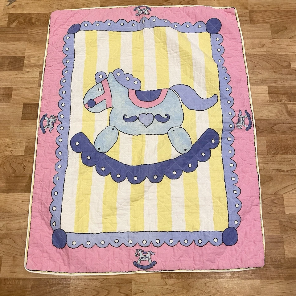Manta Cuna Bebé Vintage Caballo Mecedor Azul Rosa Amarillo Rayas Edredón Foto 2 de 4