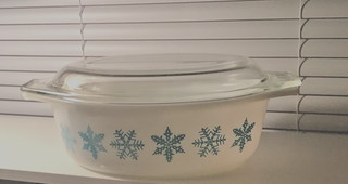 VINTAGE PYREX TURQUOISE SNOWFLAKE 1 1/2 QUART CASSEROLE DISH & LID