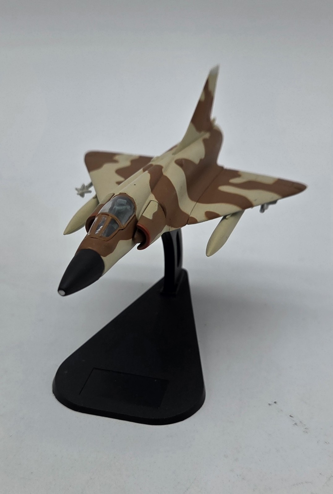 Avion Militaire Atlas 1/100 DASSAULT MIRAGE III Bon État sur Socle