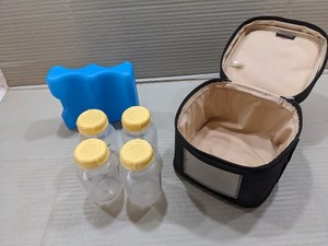 Medela Breast Milk Storage Cooler Bag w/ Contoured Ice Pack 4 5oz Bottles + Lids