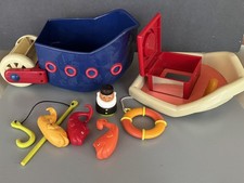 Juguete de baño para barco B.Toys Fish & Splish con capitán y cosas de pesca incompletas
