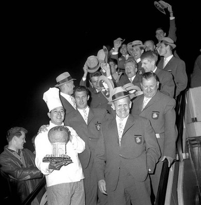 Team coach Sepp Herberger with players assistants prior to their d- Old Photo 2