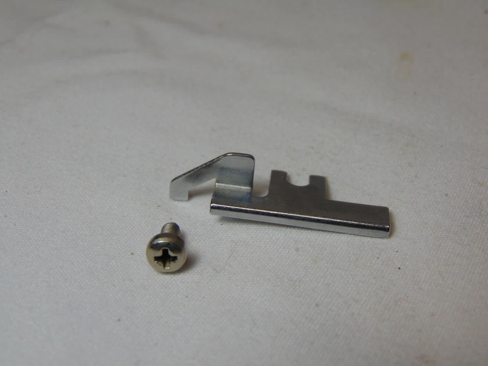 PFAFF 1215 SEWING MACHINE REPLACEMENT PART THREAD GUIDE BRACKET & SCREW - Image 2 of 2