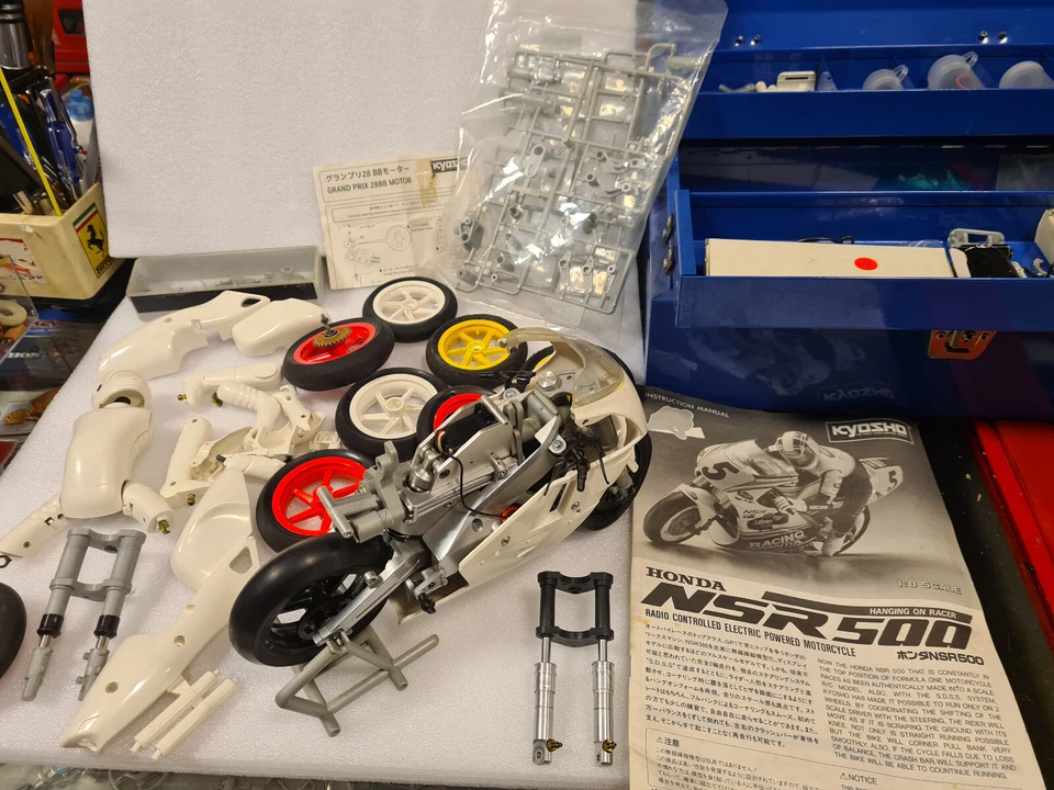 HONDA NSR500 RACE CONTROLLED ELECTRIC POWERED MOTORCYCLE KYOSHO SCALE 1/8 - Immagine 3 di 4
