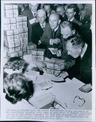 1953 Repatriated German Pows Line Up Care Food Packages Refugees Wirephoto 7x9