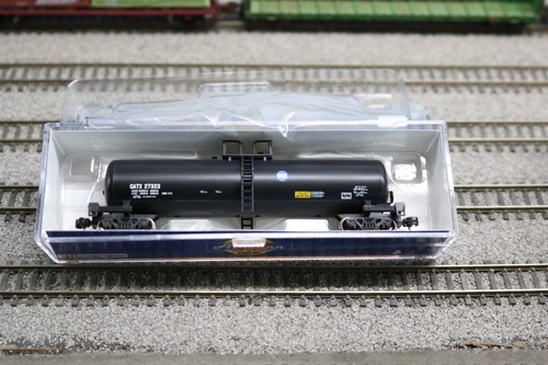 Coche cisterna escala N Athearn 50 pies RTC 20k GS GATX 27323 (conducido por servicio) | Condition: New