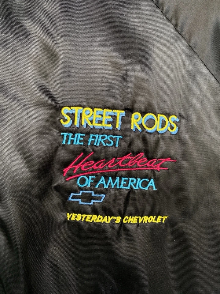 Chaqueta de bombardero de satén Chevrolet Street Rods First Heartbeat of America de colección años 80 XL Foto 4 de 4