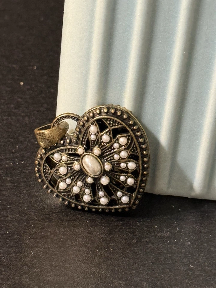 Colgante intrincado victoriano místico gótico de latón con dije de perlas de imitación de corazón vintage Foto 3 de 4