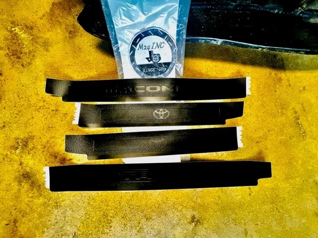 (1) Protectores de umbral de puerta OEM Toyota Tacoma DOBLE CABINA 2016-2022 PT747-35201-02 Foto 2 de 4