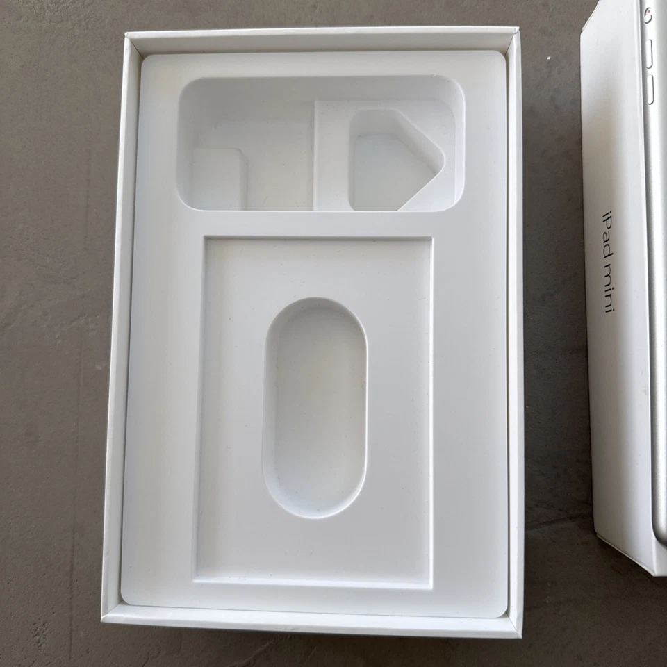 Apple iPad Mini 2nd Generation 7.9 Inch Tablet Wifi 32GB - Image 4 of 4