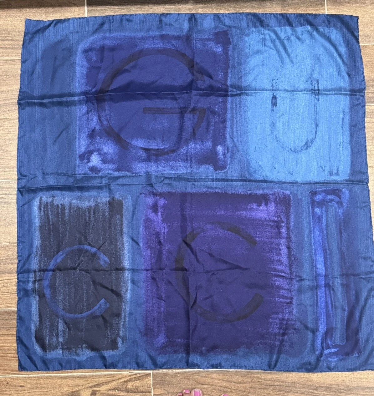 Foulard carré Gucci 100 % soie monogramme bleu violet