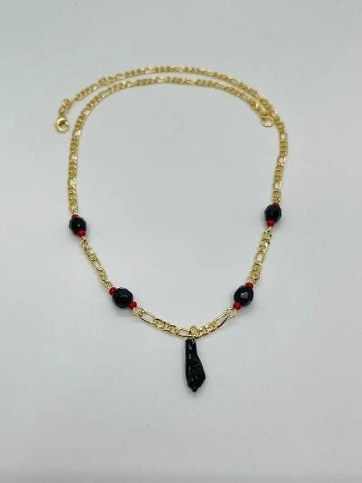 14K GOLD PLATED 18" FIGARO CHAIN WITH BLACK BEADS AND BLACK POWER FIST CHARM SN2 Foto 2 de 2