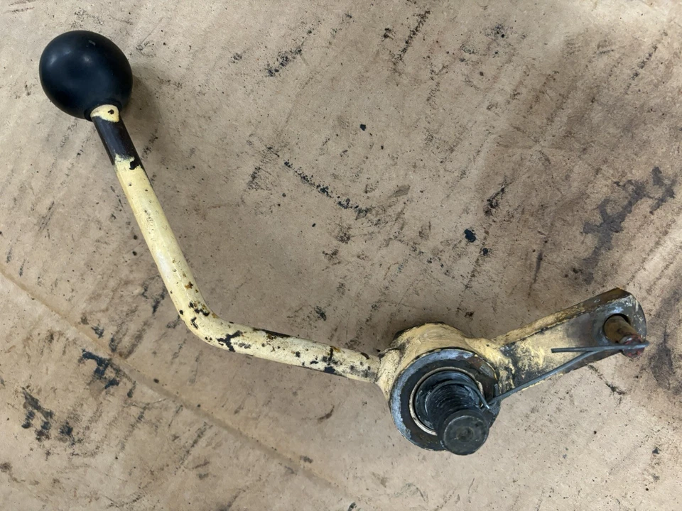 DE COLECCIÓN JI CASE 830 D FILA TRACTOR DE CULTIVO -HI - LO PALANCA DE CAMBIOS Y PERNO - 1965 Foto 3 de 3