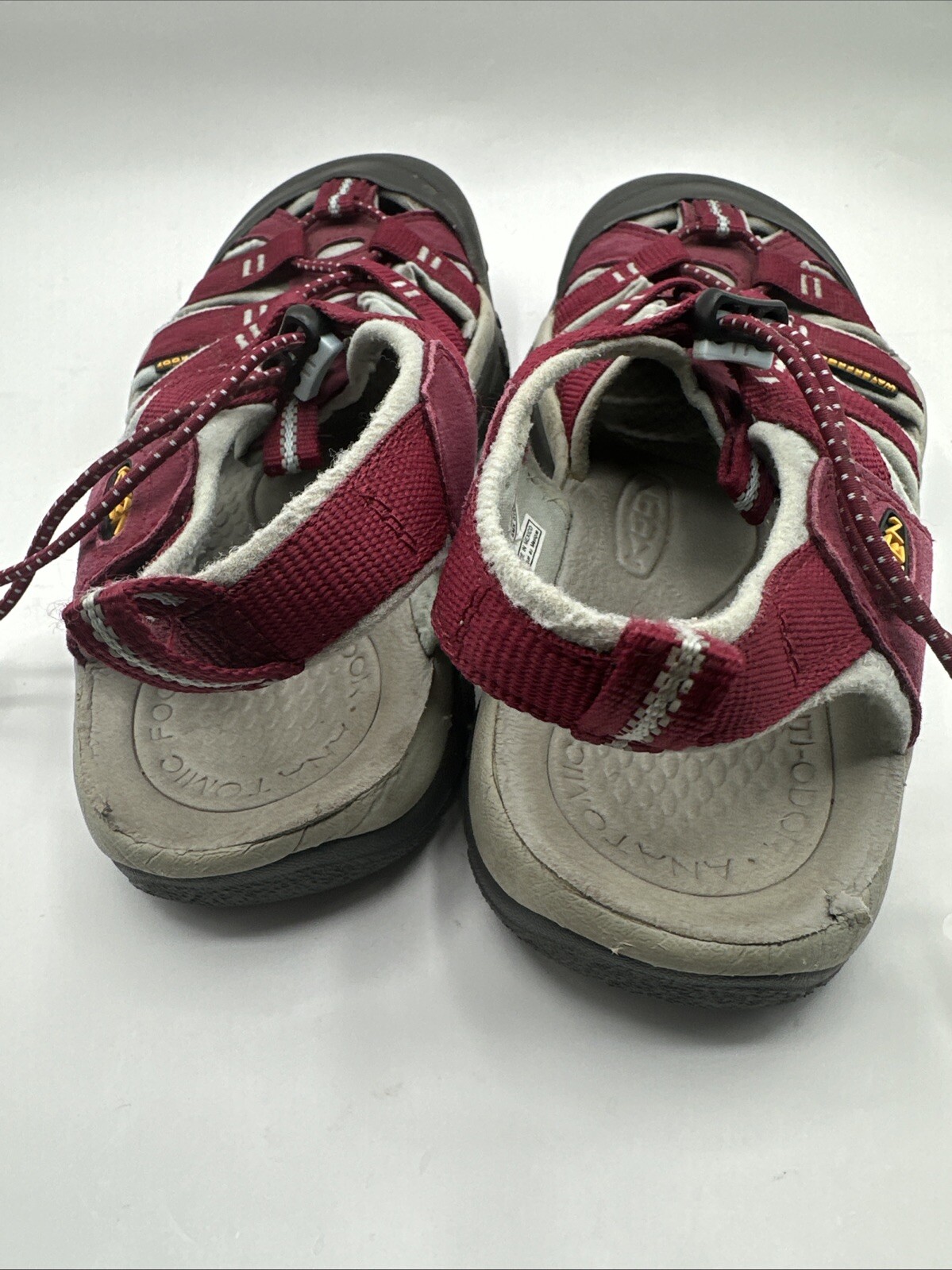 SANDALI Keen donna Newport taglia 7 5M impermeabili sportivi sportivi rossi usati in ottime condizioni