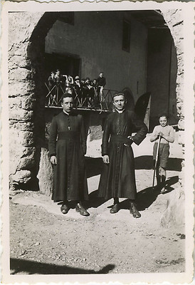 OLD PHOTO - VINTAGE SNAPSHOT - RELIGION SCOUT PARISH PRIEST FUNNY