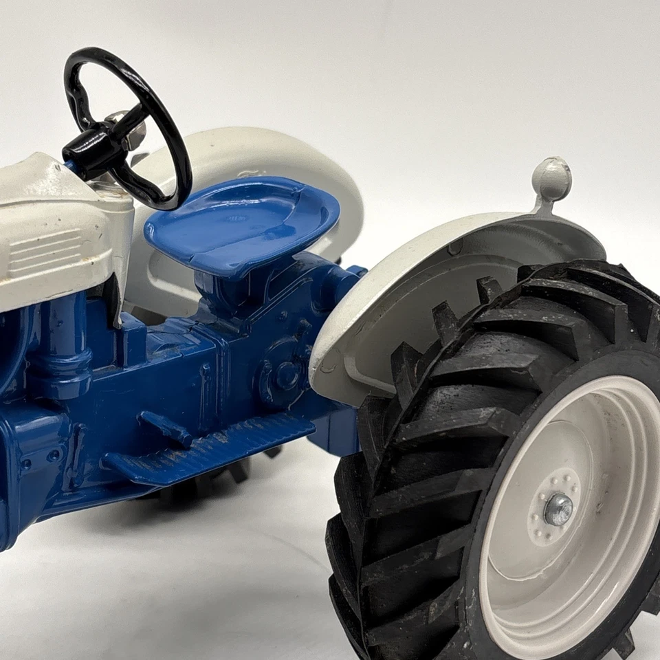 FORD 400 Wide Front 1/20 Scale Models! - Image 4 of 4