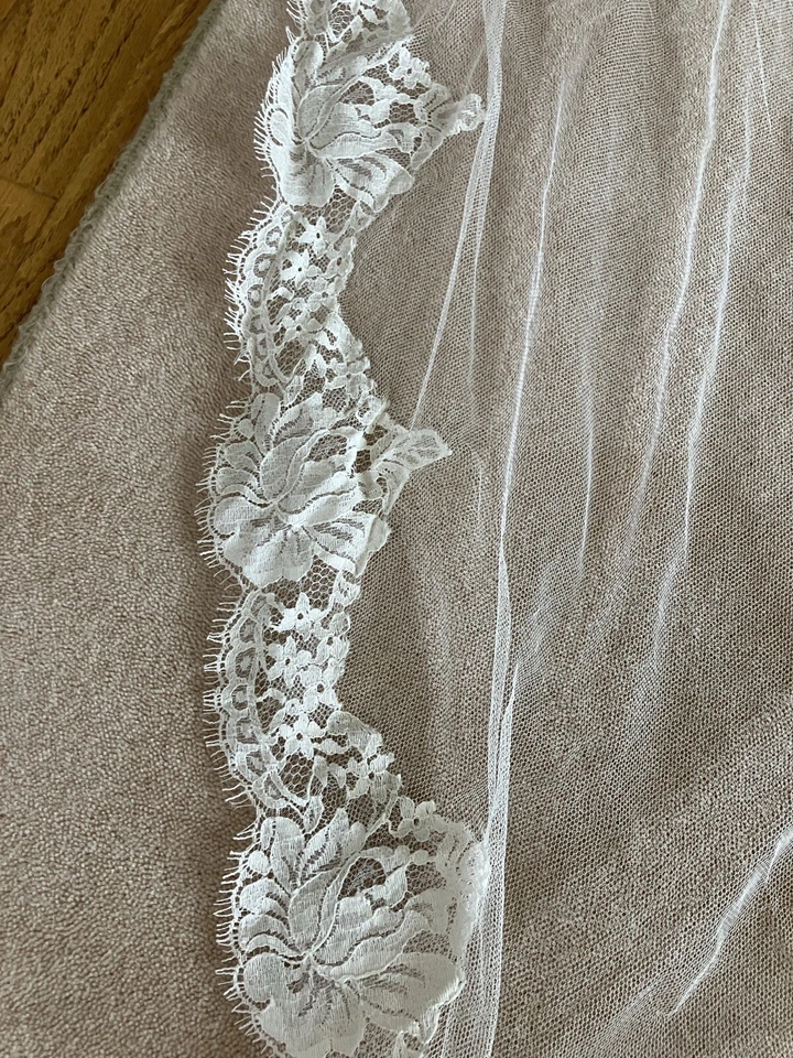 Vera Wang, Monique Lhuillier, Carolina Herrera, Oscar de la Renta, Reem Acra - Image 4 of 4