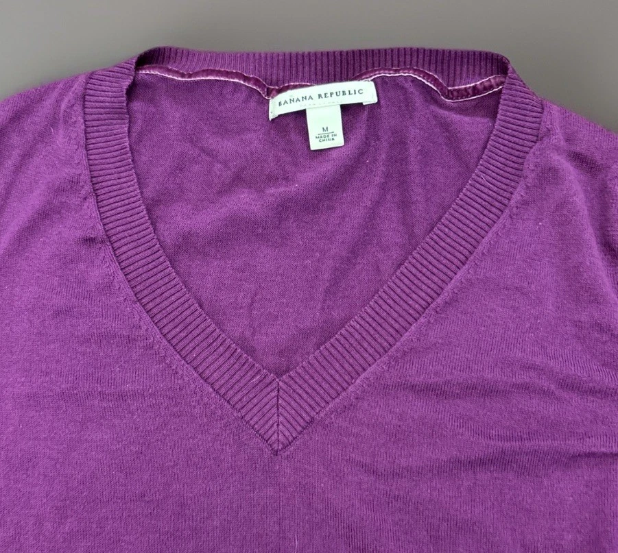 Suéter Banana Republic Mujer Medio Púrpura Color Berenjena Lana Merino Cuello en V Foto 2 de 4