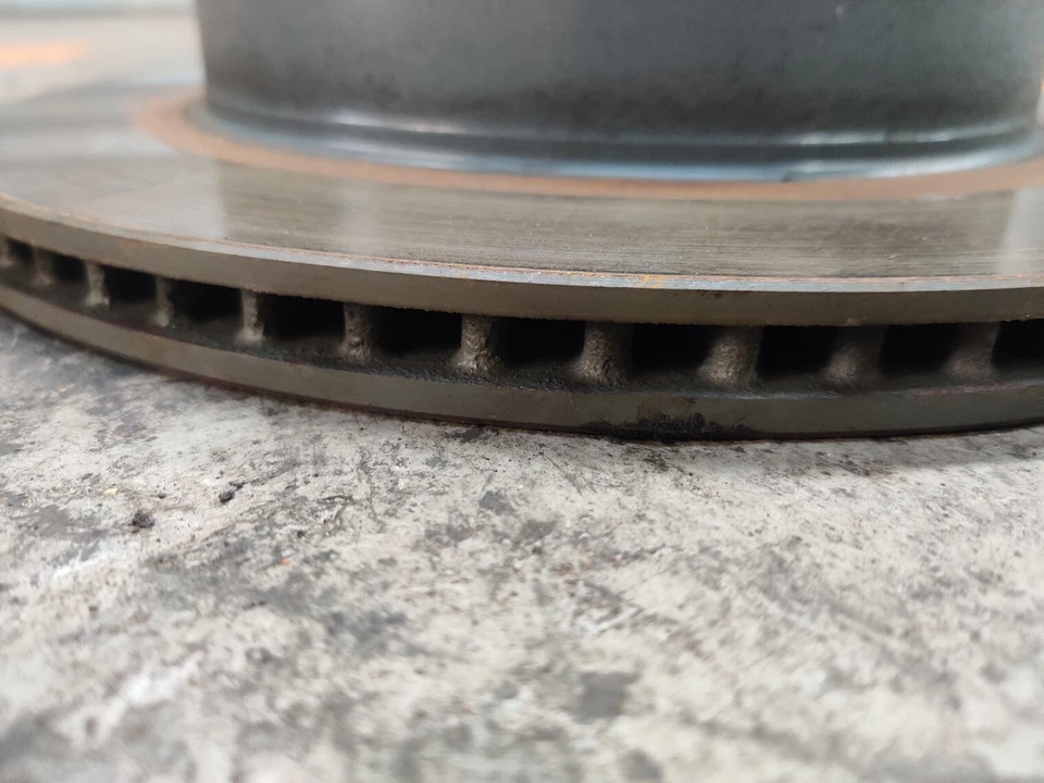 Par de discos de freno traseros Lexus GS300 3.0 2006 gasolina Foto 3 de 4