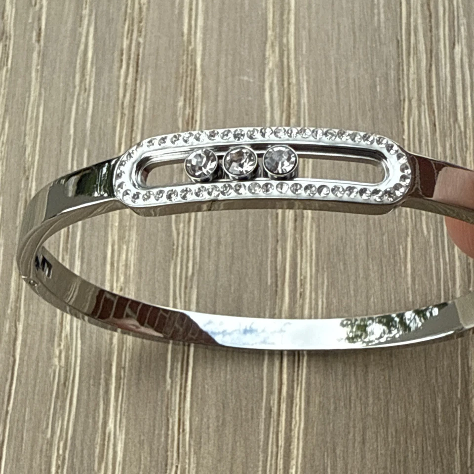 Brazalete solitario de diamantes estimulados de 1,80 quilates que se puede abrir Foto 4 de 4