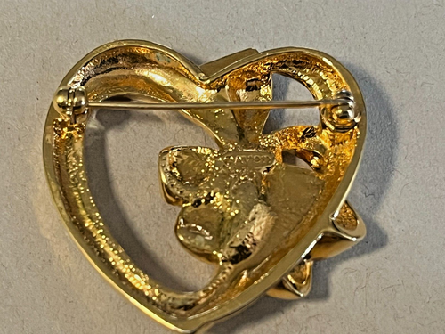 J-1881 Gold toned heart & bow Pin/Brooch--AVON-red stone-1.5x1.5" - Picture 3 of 5