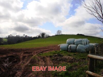 FOTO HEU- ODER STROHBALLEN IN DER NÄHE VON HAKENBODEN GREENWAY ROAD DIE DICHT UMWICKELTE STR