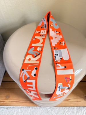 Original Hermès Twilly ''Paris Skate'' aus 100 % Seidentwill mit Etikett