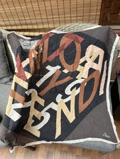 Sciarpa seta FENDI Roma quadrata 81x81 cm stampa logo marrone nero orlo arrotolato a mano