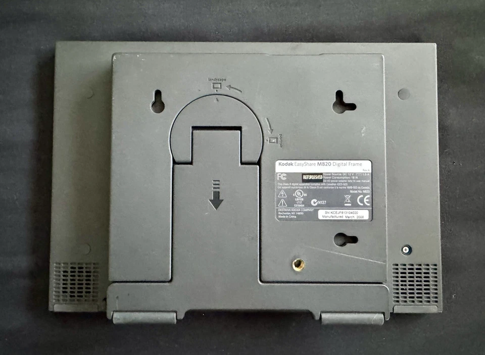 Kodak EasyShare M820 8" Digital Picture + Extra Red Removeable Frame & 2 Silvers - Image 2 of 4