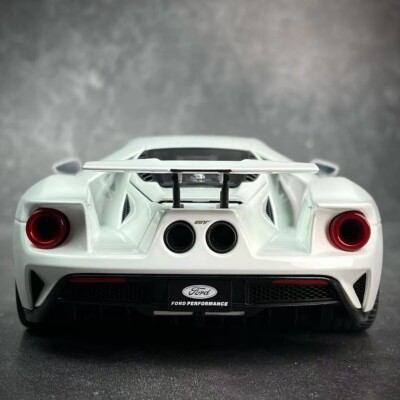 オートアート1/18 フォードGT 2017 (FROZEN WHITE) 1/18 Ford GT Frozen White 2017 Composite Model Car By