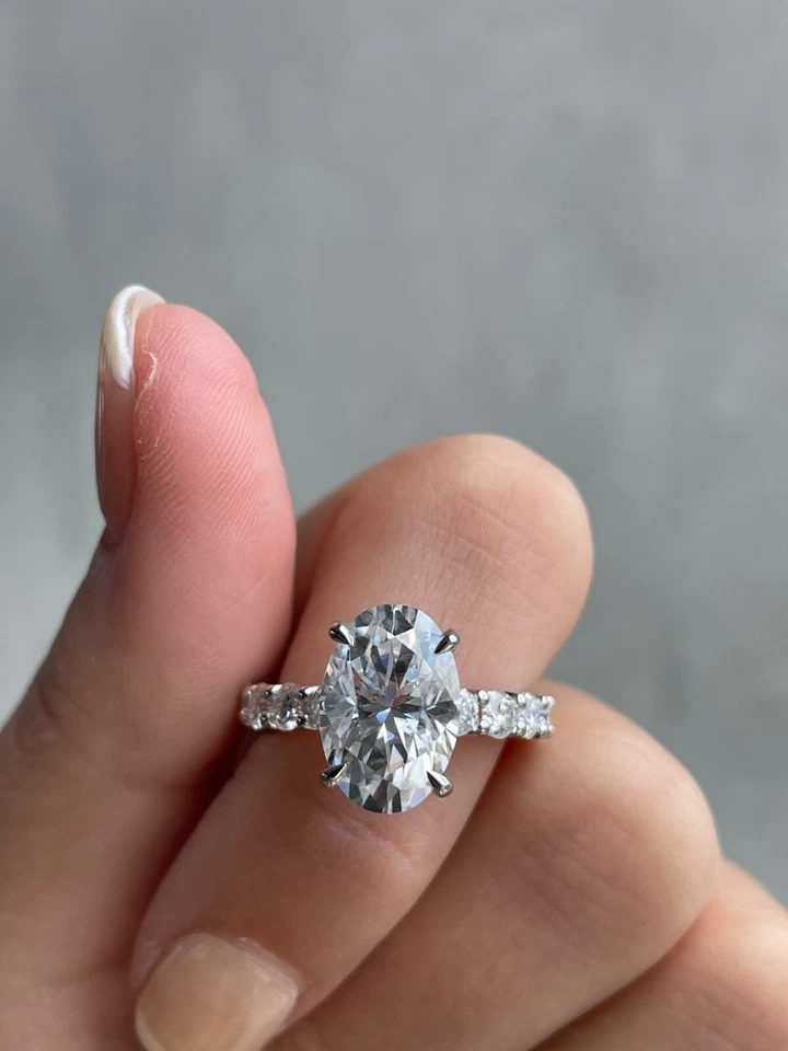 Anillo de diamantes VS1 E de corte ovalado de 3,7 quilates certificado IGI elaborado en oro de 14k. Foto 2 de 4