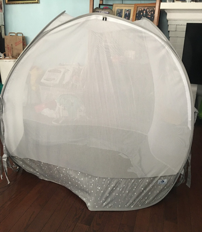 De Lovely White/Gray Crib Tent w/Storage Bag, EUC