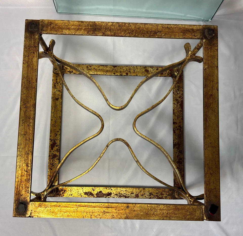 ¿Italiano Hollywood Regency vintage? Mesa auxiliar de metal dorado tapa de vidrio mediados de siglo Foto 4 de 4