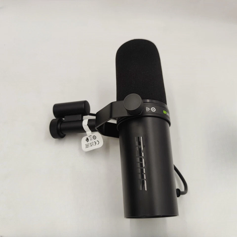 SM7DB Active Dynamic Cardioid Vocal Microphone with Built-in Preamp - Image 4 of 4