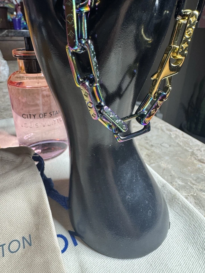 Pulsera Louis Vuitton Cadena Grabada Monograma Colores Negro/Dorado/Multicolor Foto 2 de 4