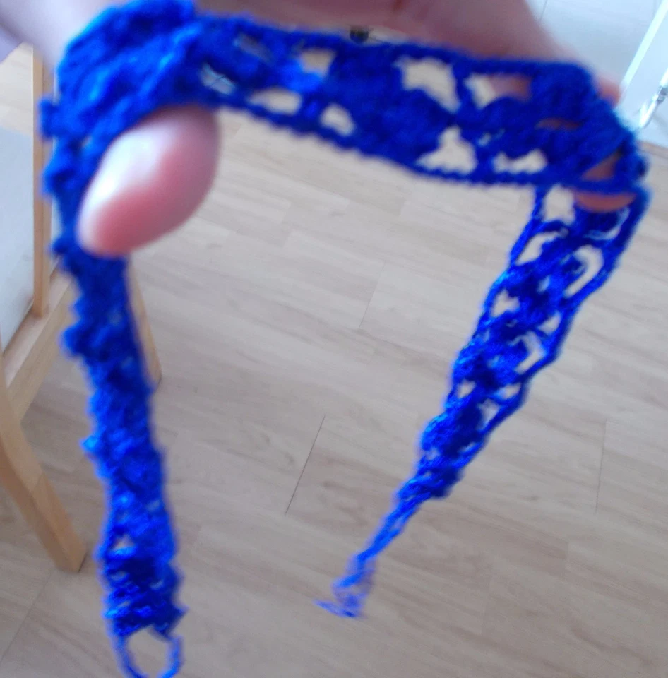 Cinturón de encaje de ganchillo hecho a mano azul floral Foto 3 de 4