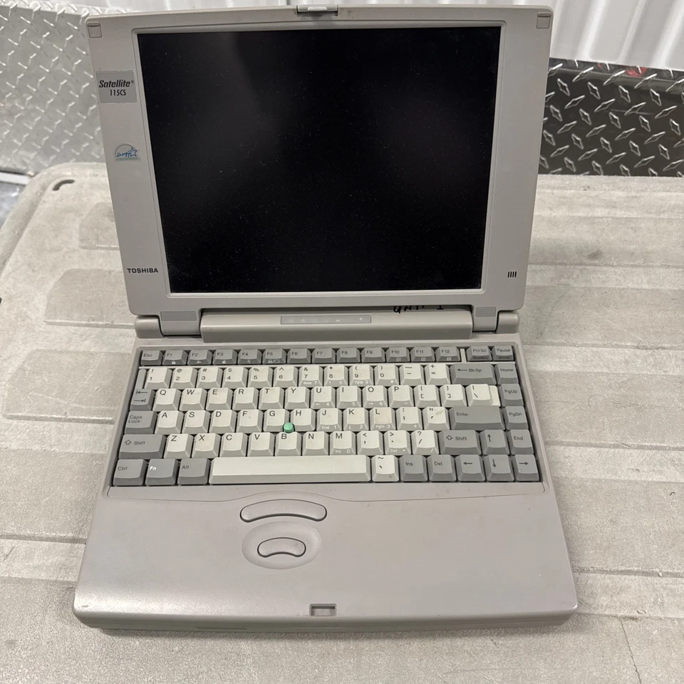 Vintage Toshiba Satellite 115CS P100 8MB 810MB Notebook Computer Windows 95 - Image 3 of 4