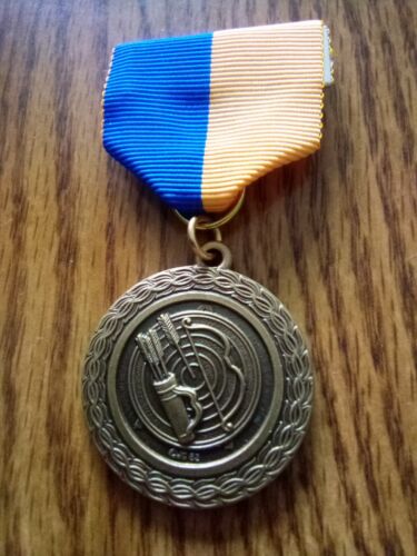 Medalla de Tiro con Arco Piedra Clave Pez Y Juego Cinta Dorada Y Azul - Imagen 2 de 4