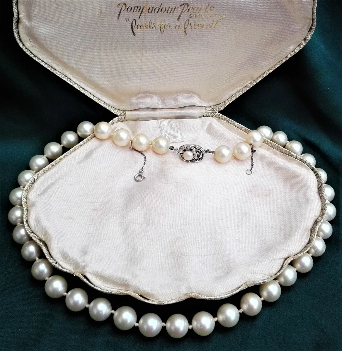 Pompadour pearl hotsell necklace