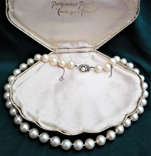VINTAGE POMPADOUR SIMULATED PEARL LONG 