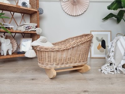 Puppenwiege aus Naturgeflecht mit Bettzeug - Holz