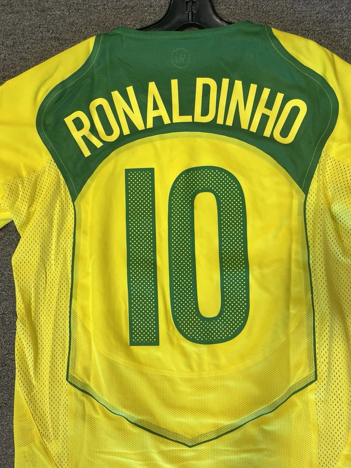 Nike Brazil Home Jersey 2004 Ronaldinho #10 T90 (AUTHENTIC) Size MENS Medium - Image 3 of 4