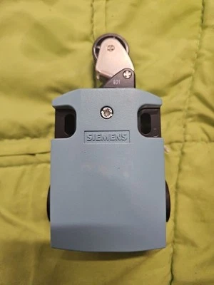 Siemens 3SE5112-0CE01 LIMIT SW, ROLLER LEVER, 1NO+1NC, SNAP, M20 — Proximity & Inductive Sensors