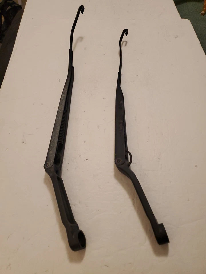 2000 2005 HYUNDAI ACCENT LEFT & RIGHT WINDSHIELD WIPER ARMS OEM  - Image 2 of 4