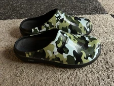 Oofos Women’s Oocloog Limited Edition Jungle Camo Clogs Size Womens 11 Mens 9